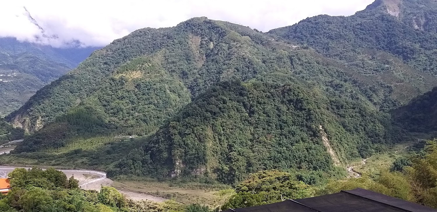 草嶺綠色山林與蜿蜒河流景觀