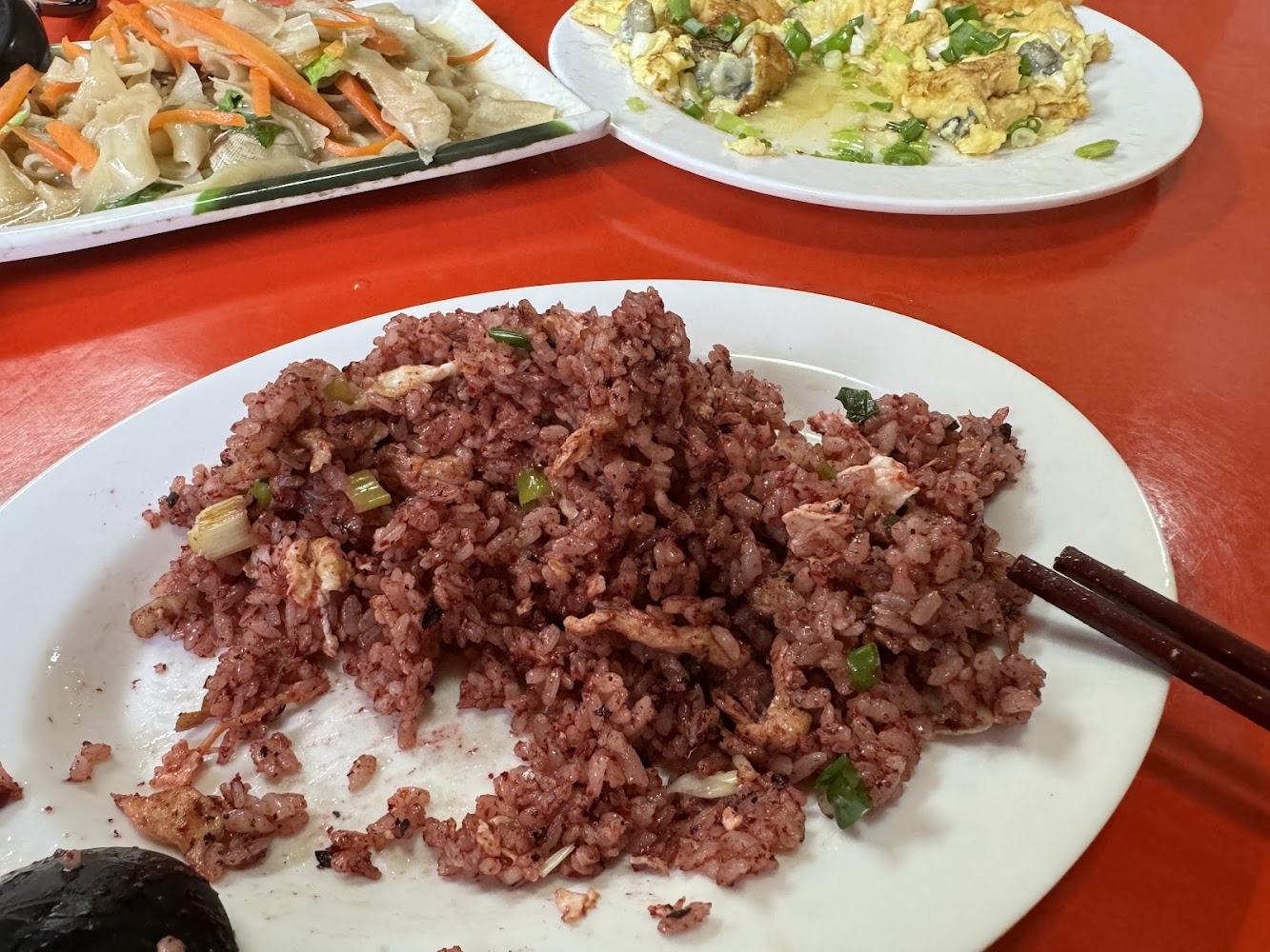紫米炒飯搭配炒蔬菜與蚵仔蛋