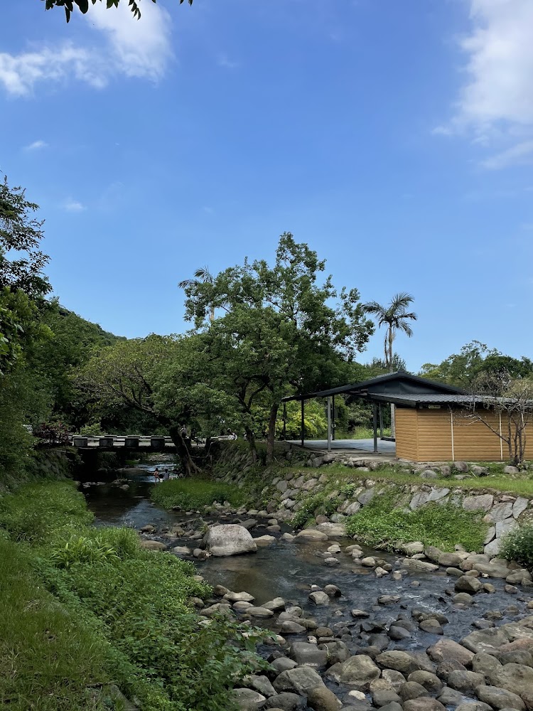 磺溪頭清水園區木質建築與溪流景色