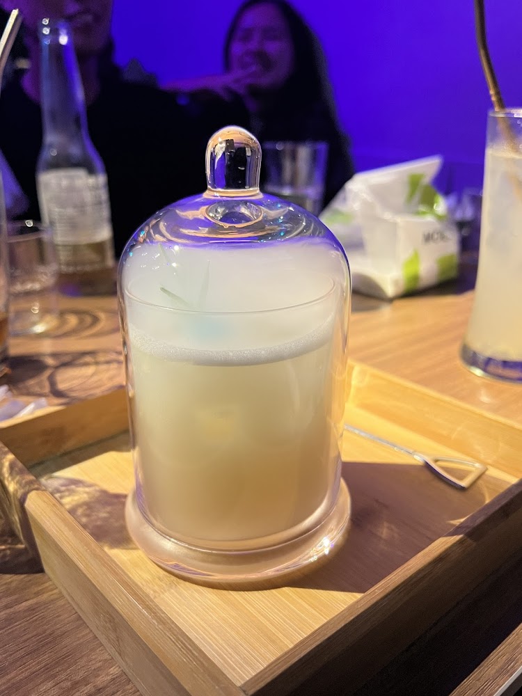 帶有煙霧效果的創意調酒，呈現海島波波調酒魅力