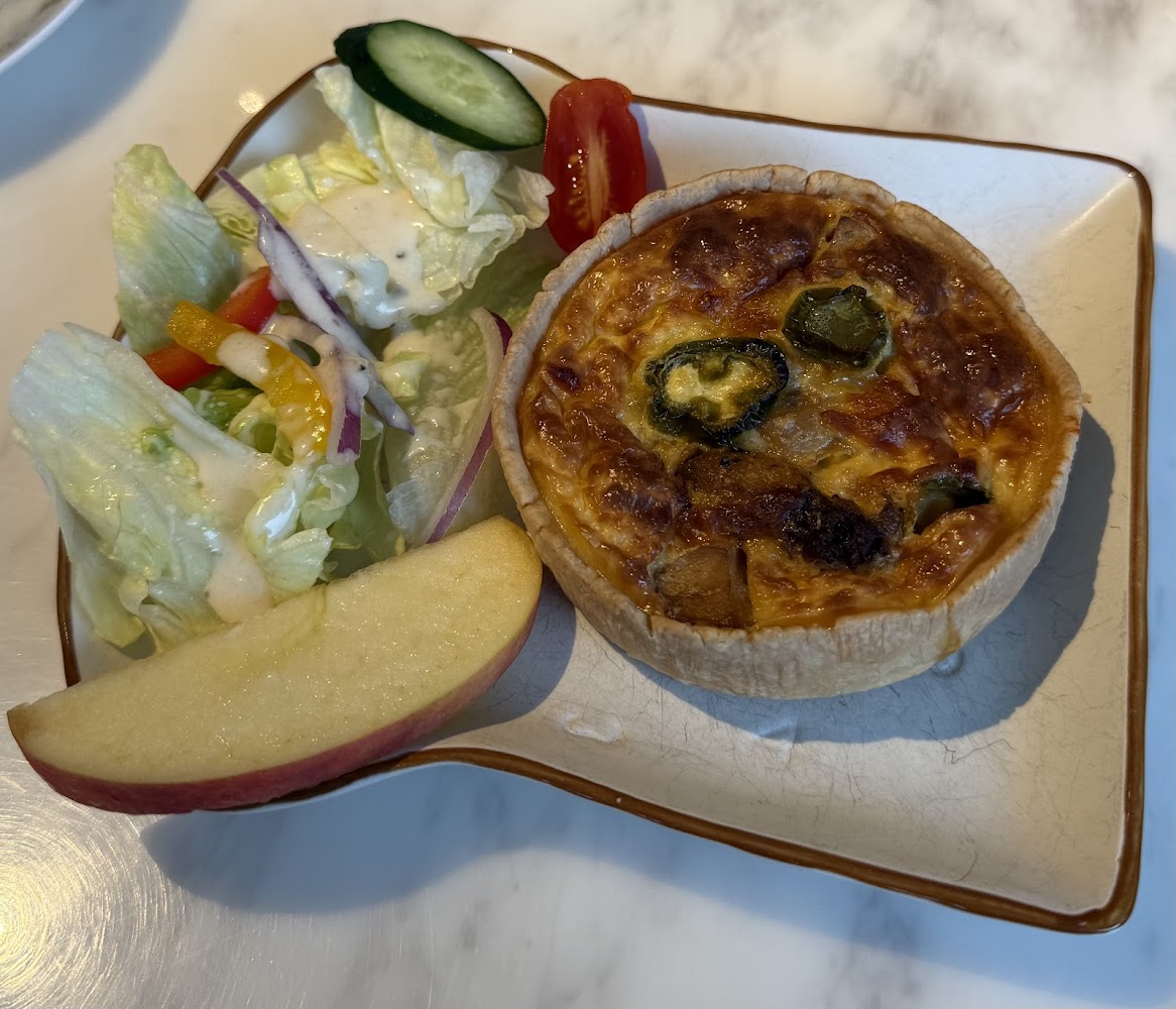 海上日出海洋咖啡鹹派與沙拉輕食