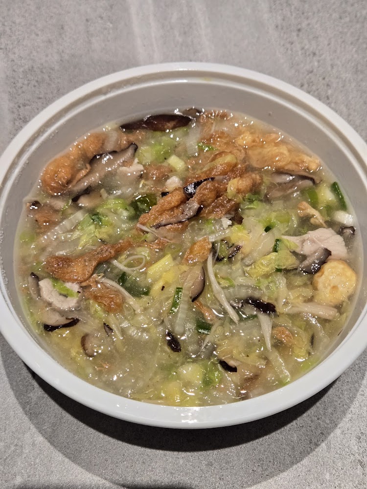 客家本色竹北店豐富湯品有青菜香菇肉片與冬粉