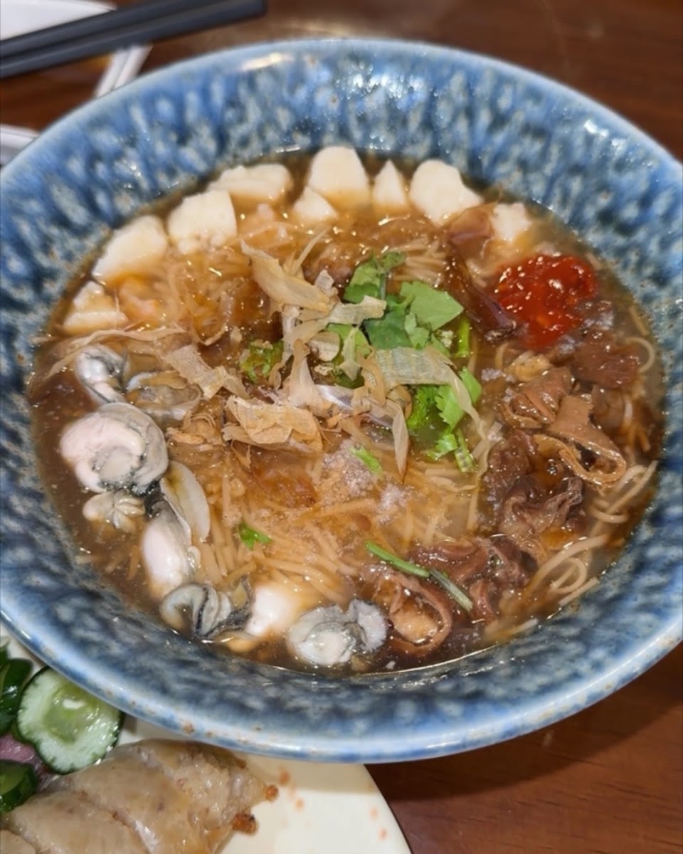 腸大爺藍陶碗大腸麵線，蛤蠣、大腸、粉絲、香菜清晰可見