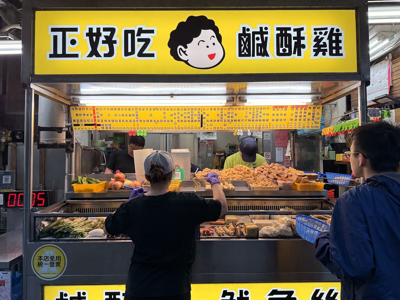 正好吃塩酥雞燕巢店攤位外觀與選料區