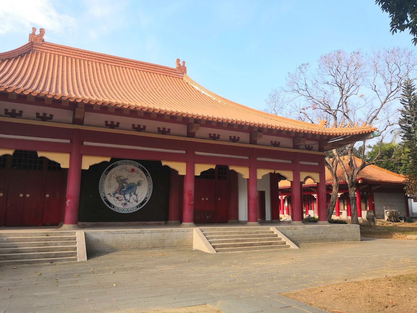紅柱與麒麟圓形壁畫的傳統中式建築
