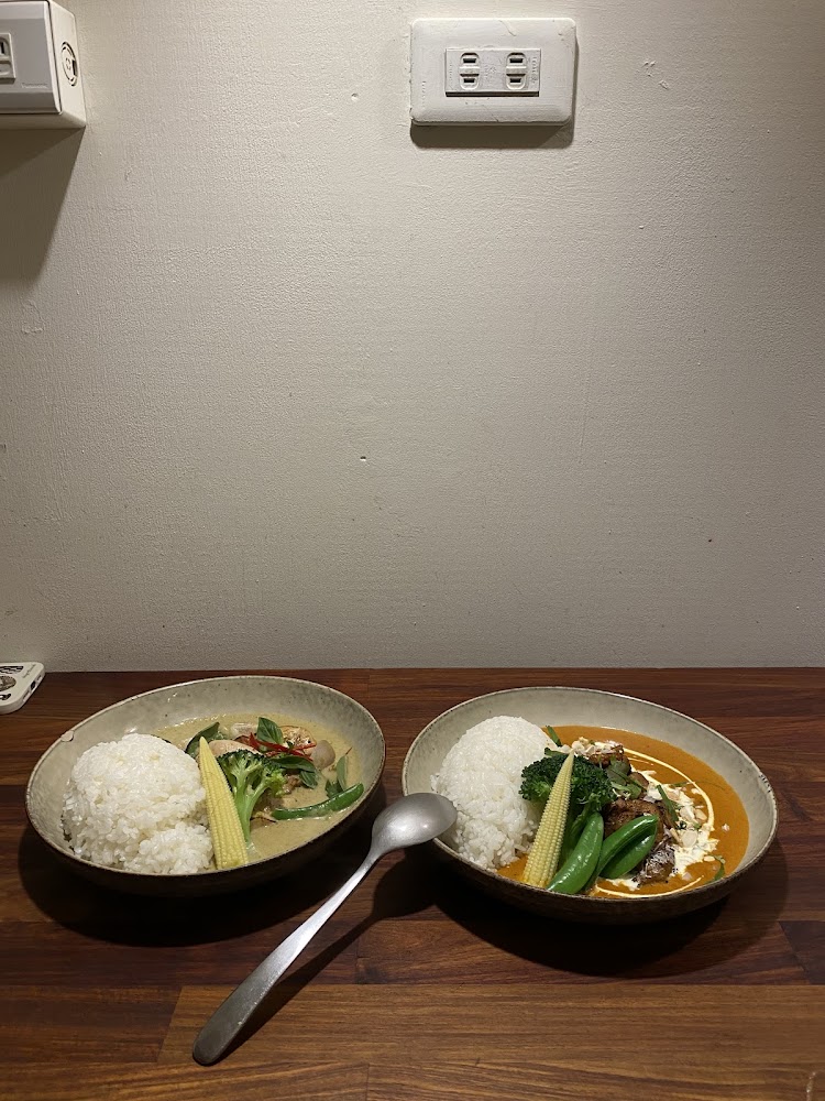 兩盤咖哩飯整齊擺放在桌面上