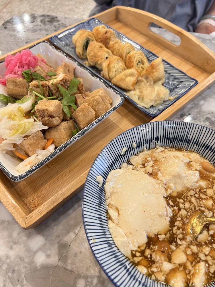 炸豆腐、素食捲餅與甜豆花的台灣小吃組合