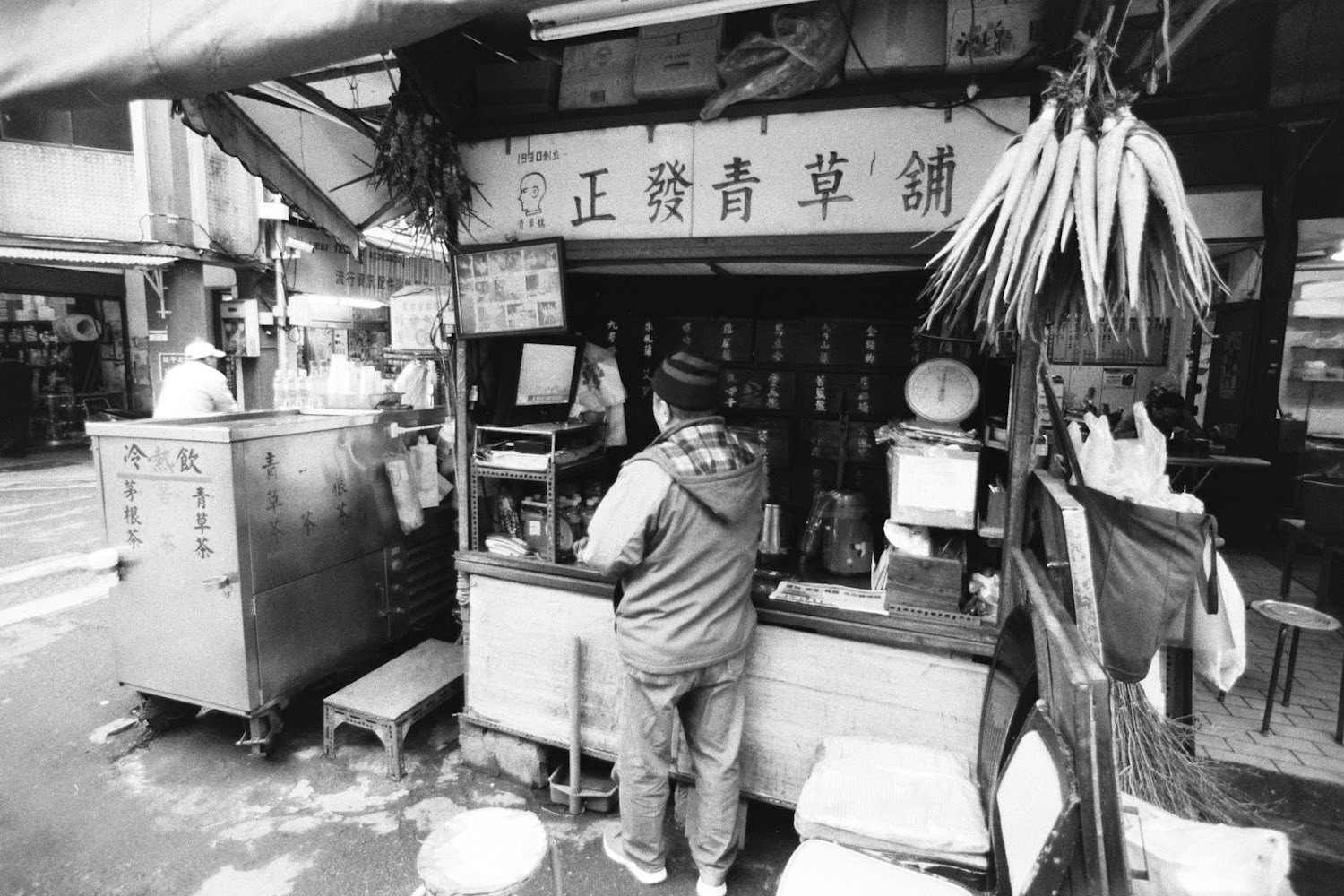 正發青草舖傳統木櫃與青草陳列