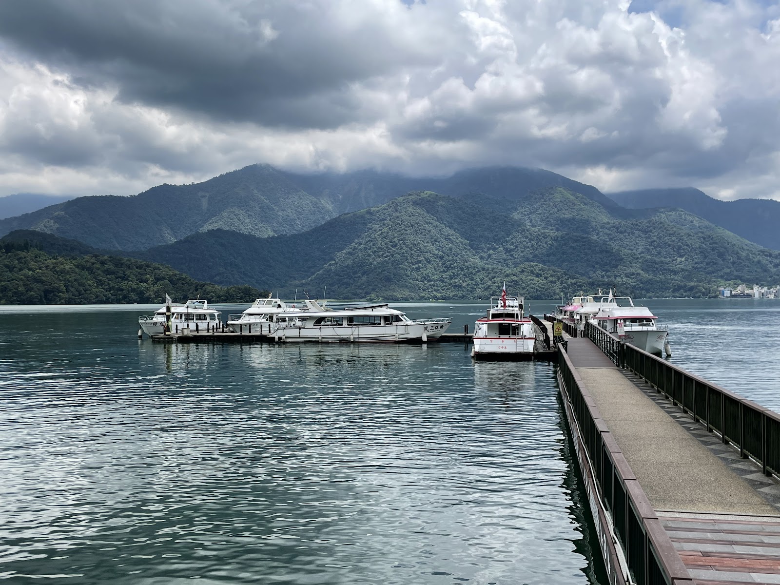 伊達邵碼頭木棧道，遊輪停靠，日月潭湖水與翠綠遠山