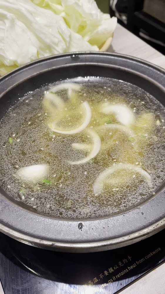鍋中湯底與高麗菜準備下鍋