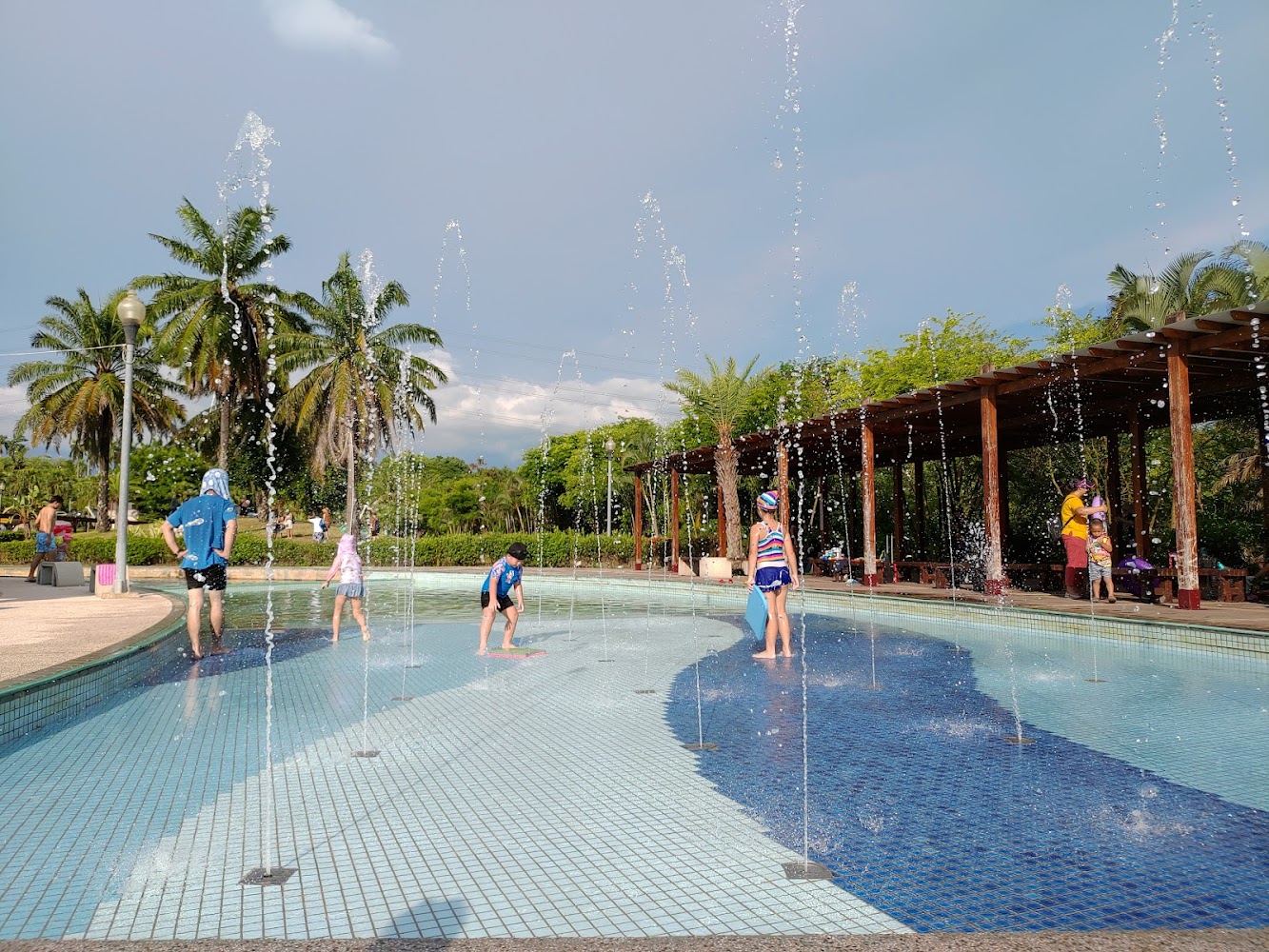 烏山頭水庫親水公園戲水池中孩童於噴泉水柱嬉戲