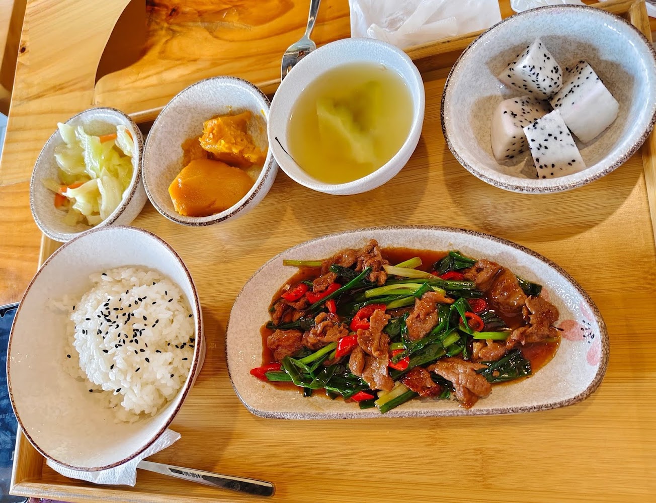 豐富中式套餐含白飯炒肉高麗菜南瓜湯與水果