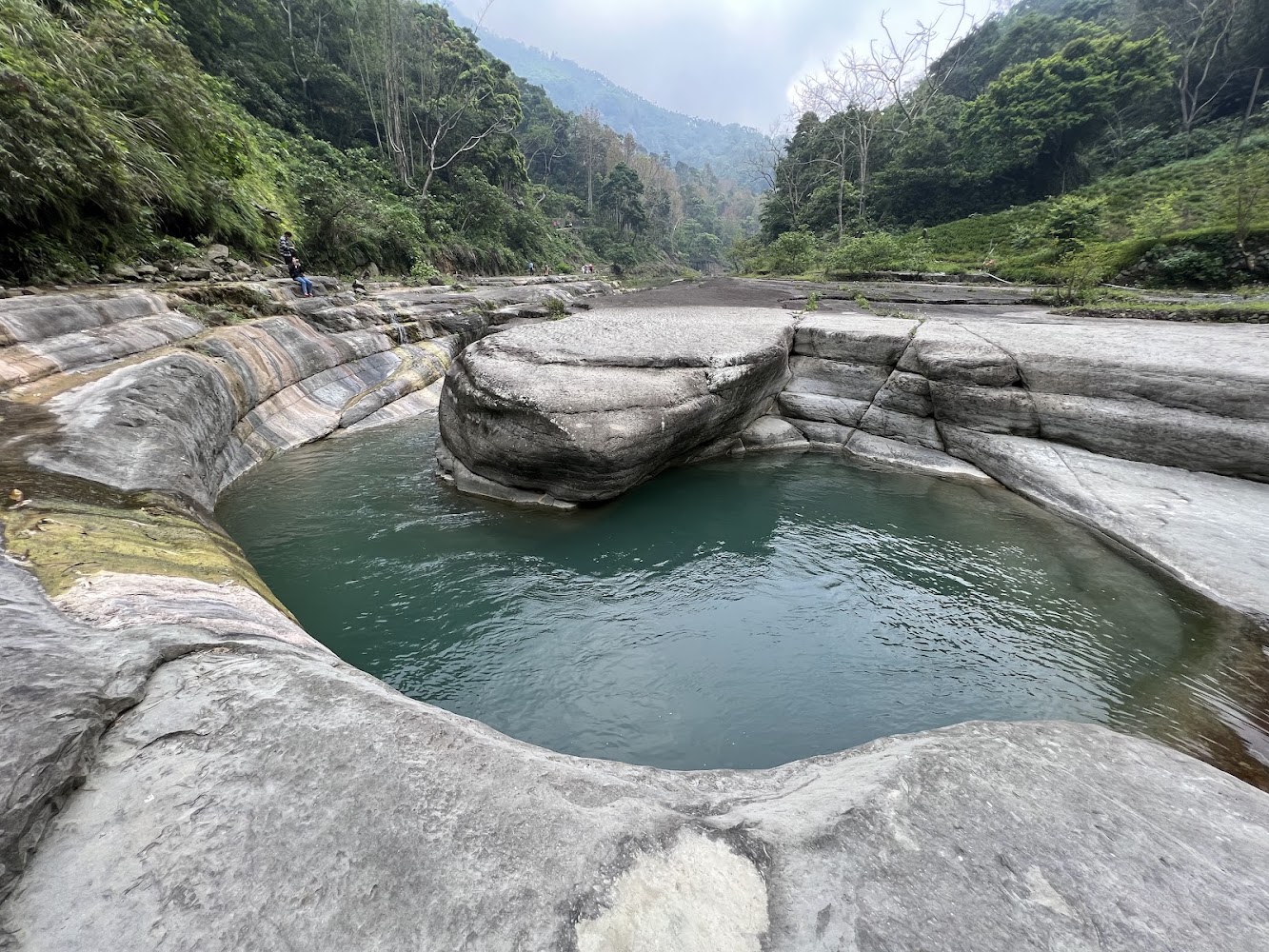 萬年峽谷天然岩石水池與山林景色