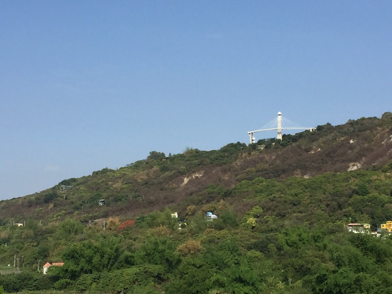 阿公店森林公園山坡與白色橋體