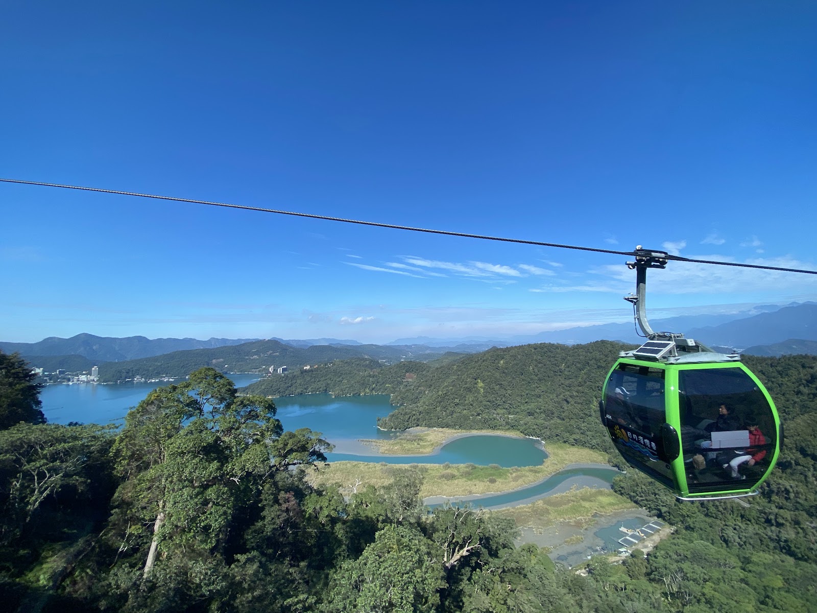 日月潭纜車翠綠色車廂凌空飛越湖面山景