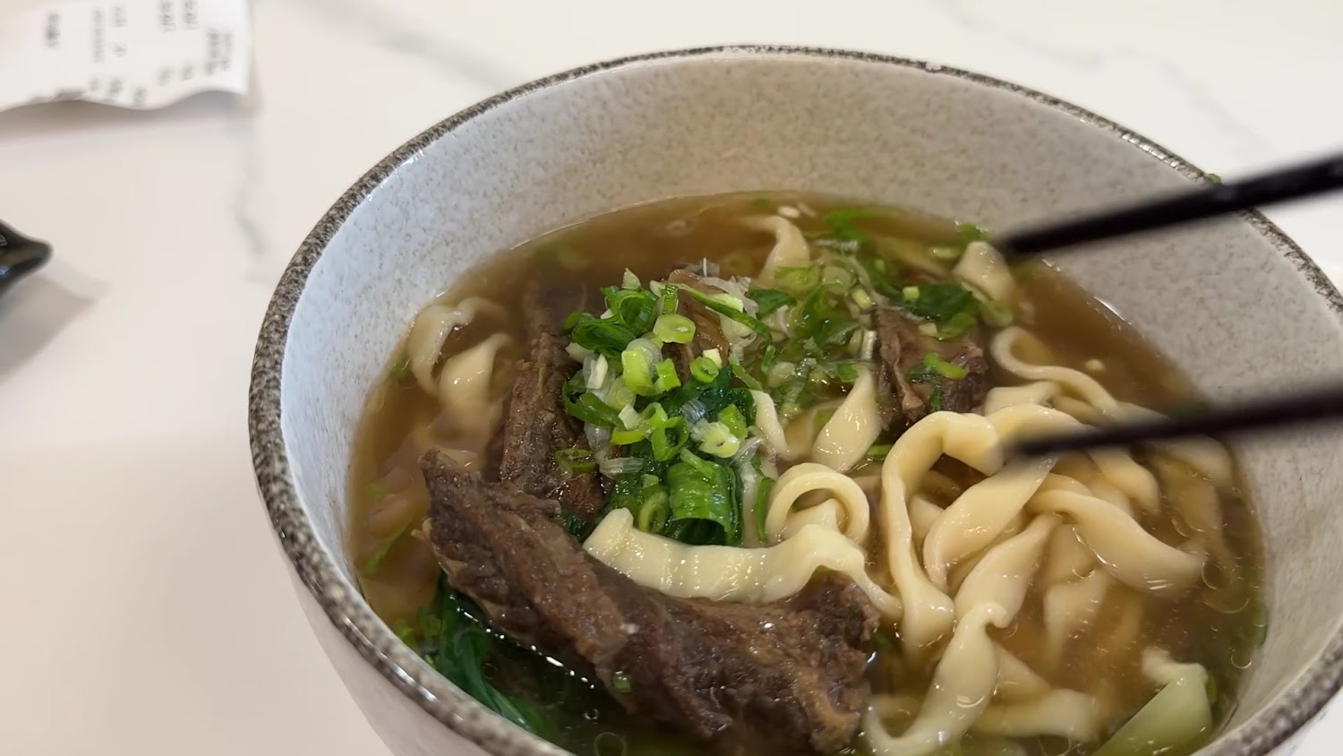 手工麵條清燉牛肉麵近拍