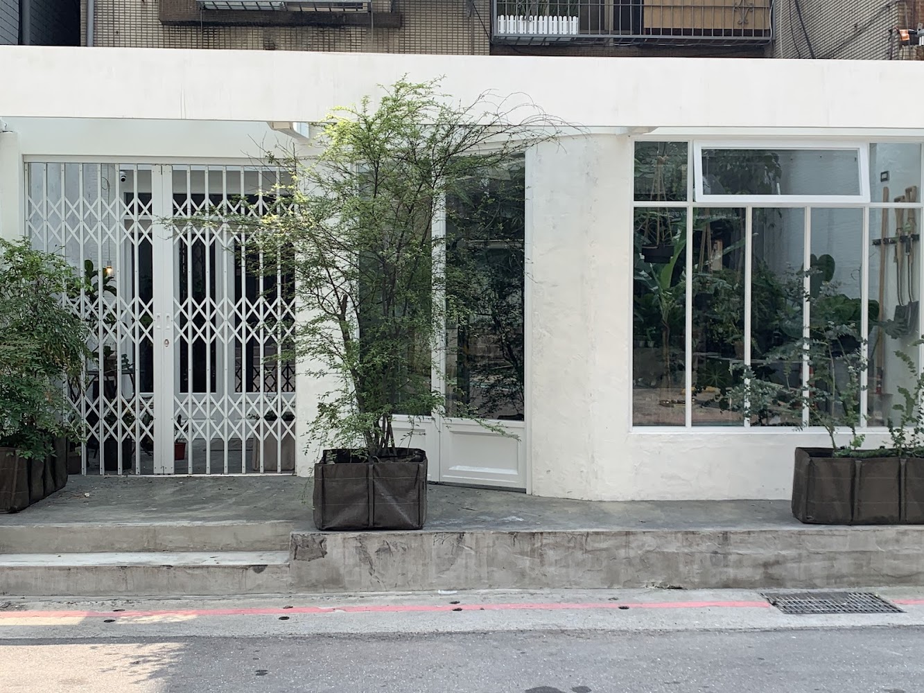 mrs. inoue 白色簡約店面外觀與植栽