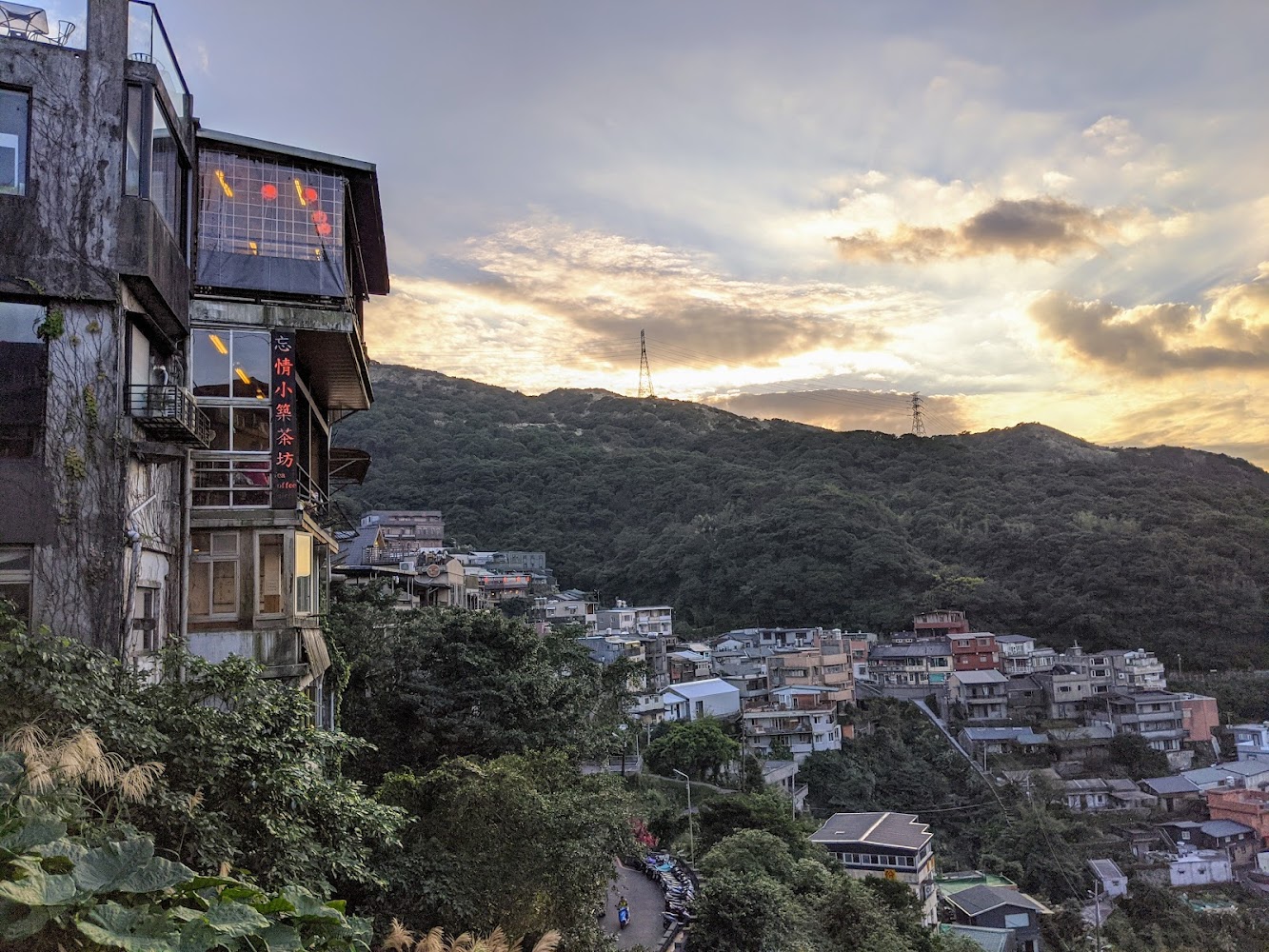 黃昏時山坡房屋與紅燈籠景色