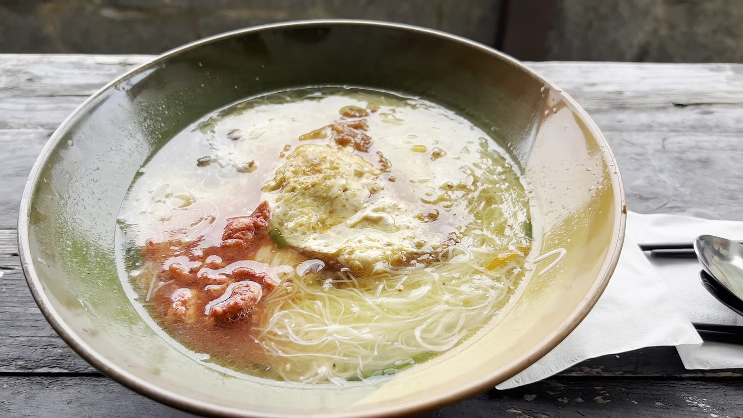 鏡沃小吃老酒麵線搭配煎蛋與肉片