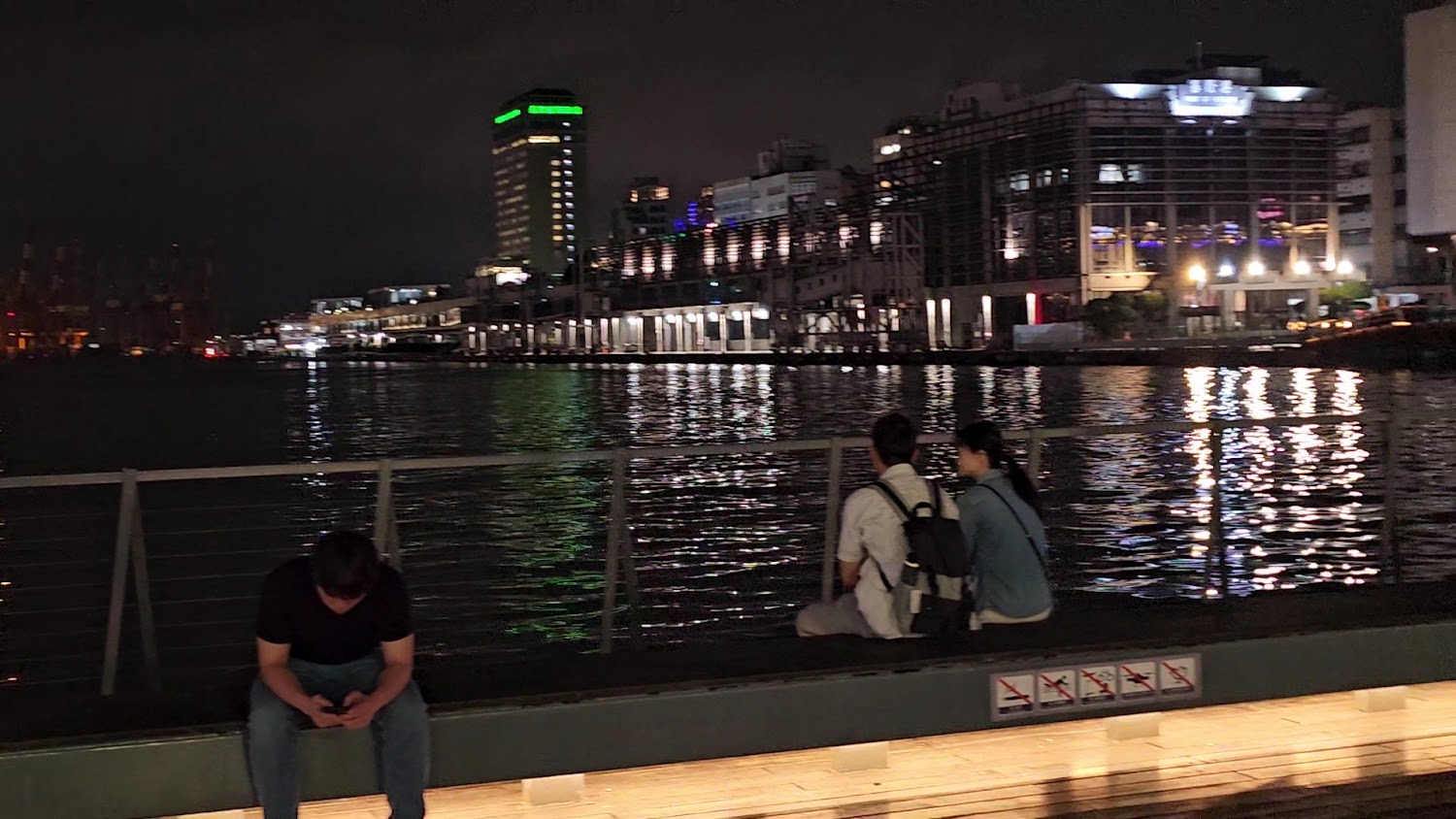 基隆港周邊夜景與河岸座椅