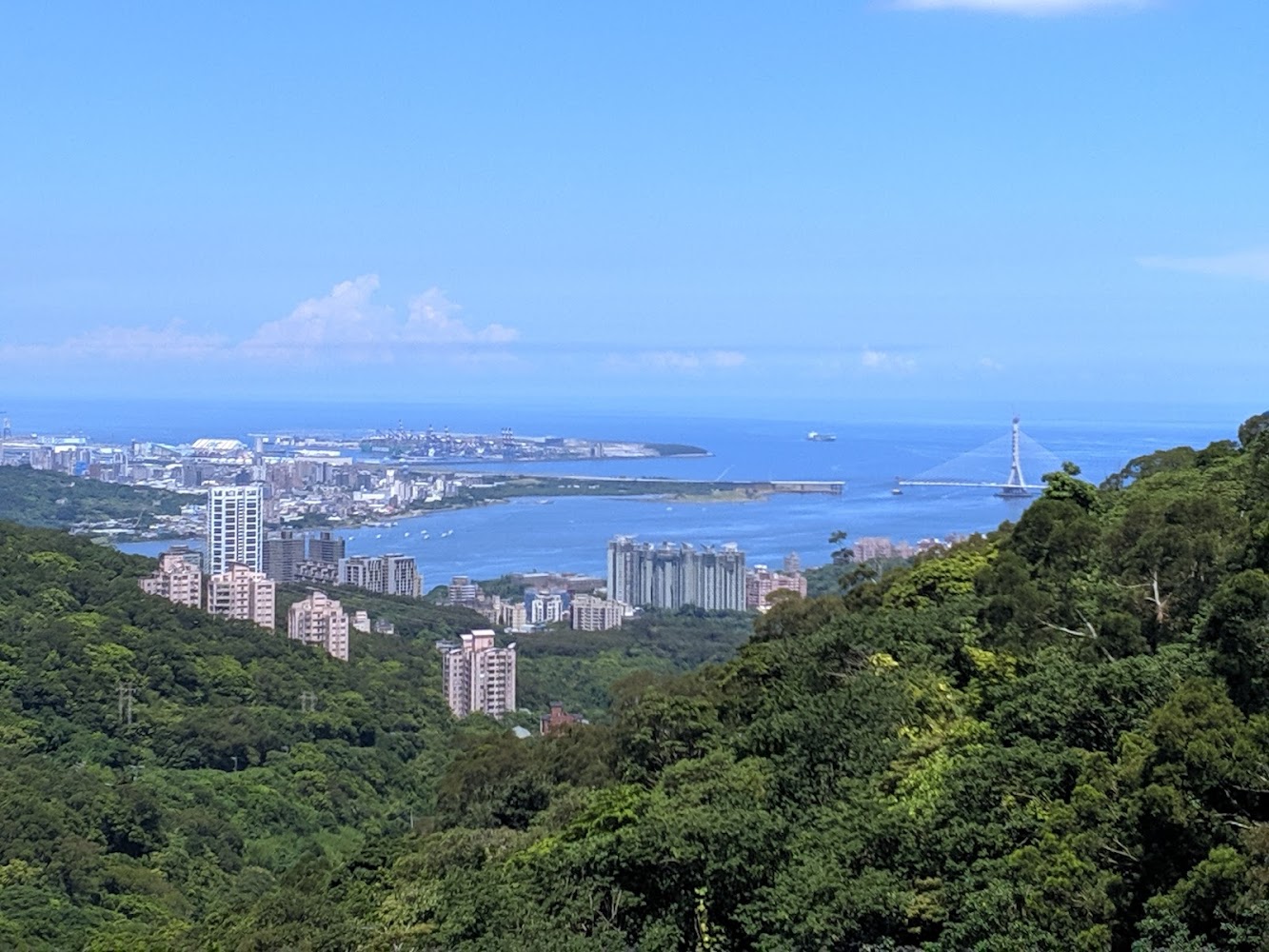 環遊郡大橋可俯瞰淡水與港灣方向
