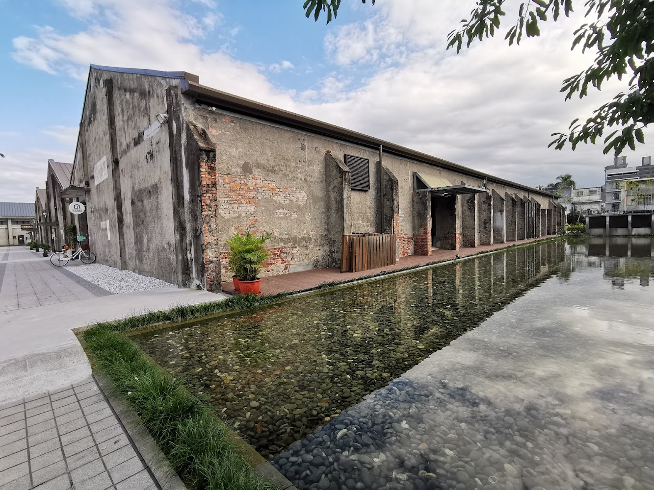 中興文化創意園區紅磚建築與水池