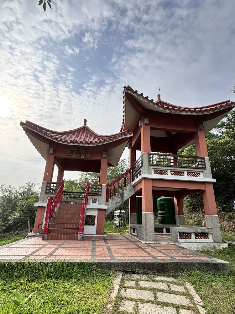 一座中式涼亭建築，擁有紅色屋瓦與欄杆