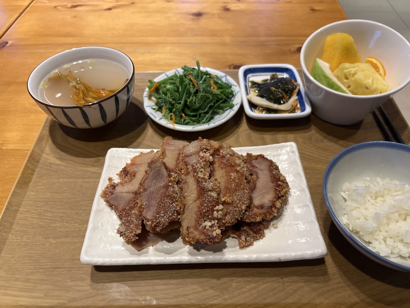 中式套餐含炸豬肉白飯與水果