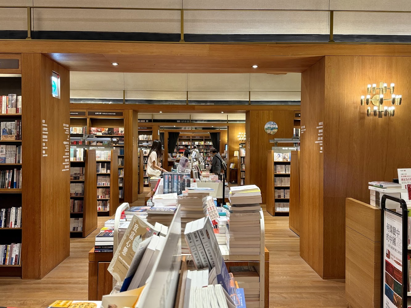 誠品生活南西書店內部，木質裝潢與整齊書架