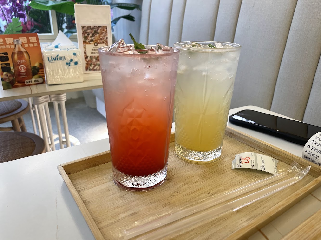 羅馬披薩美術青海店兩杯飲料與木盤