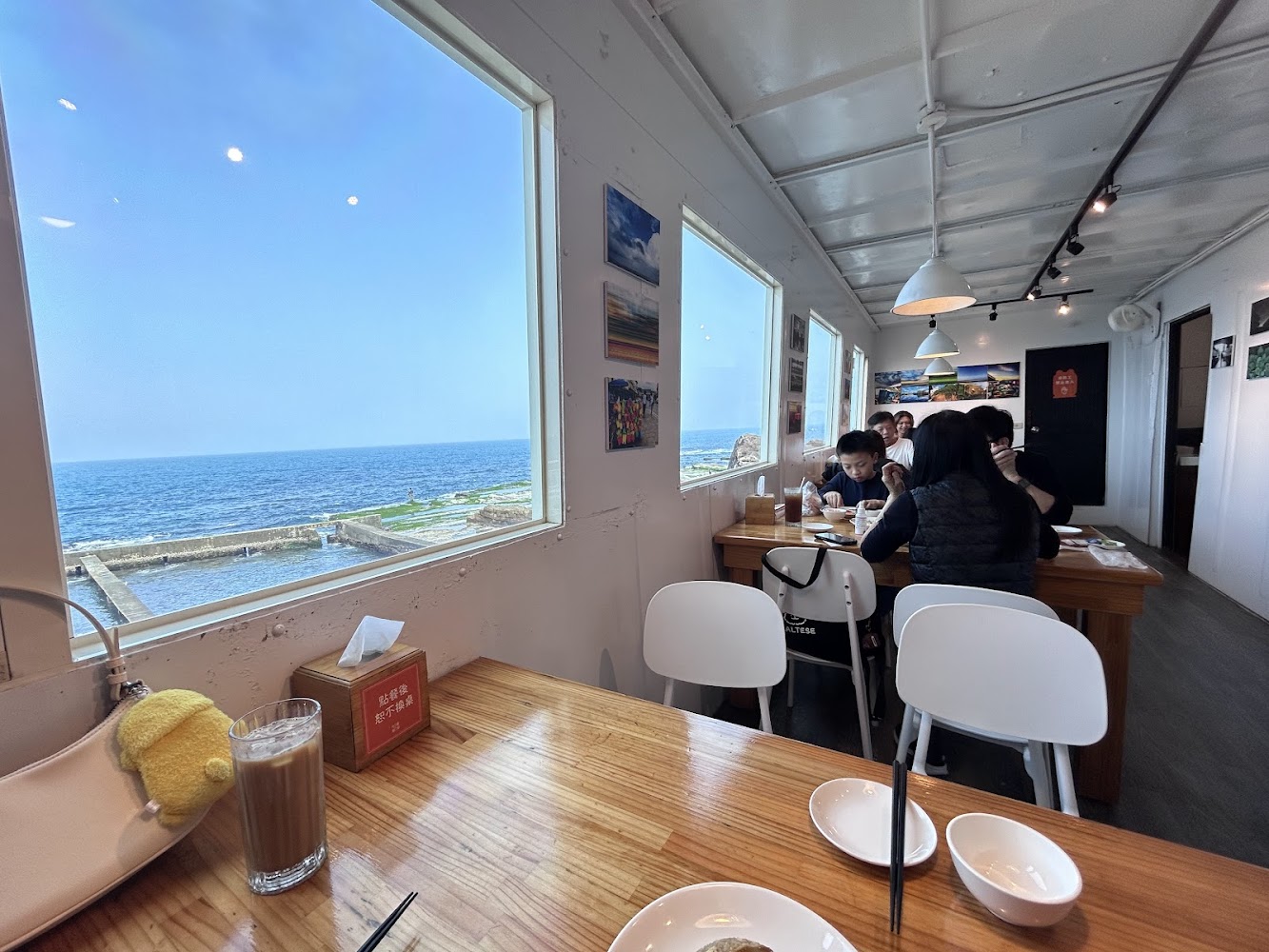 室內靠窗用餐區可眺望海景