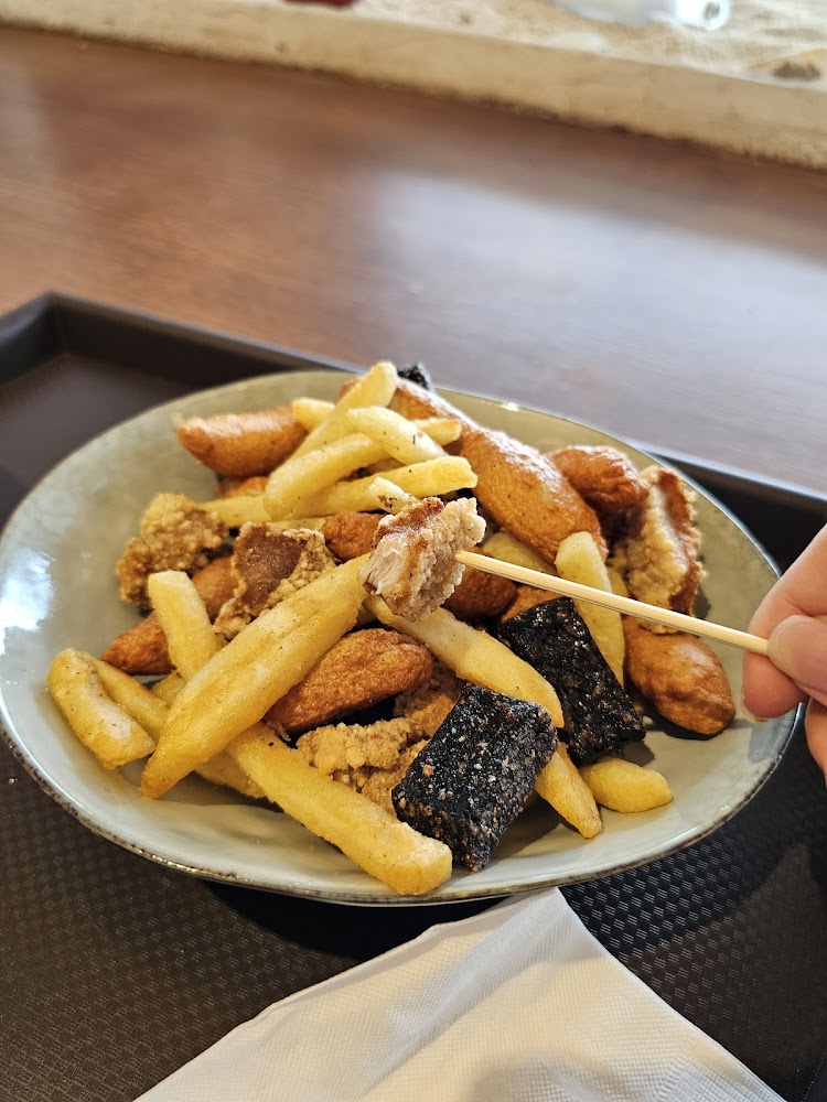鹽酥雞拼盤含薯條甜不辣與炸海苔