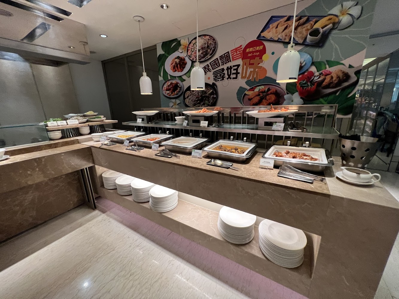 台北老爺酒店Le Café熱食自助餐檯與明亮餐廳空間