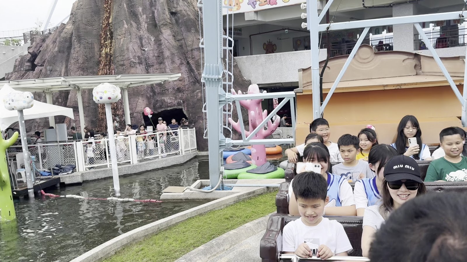 兒童新樂園水上遊樂設施，大人小孩開心玩水