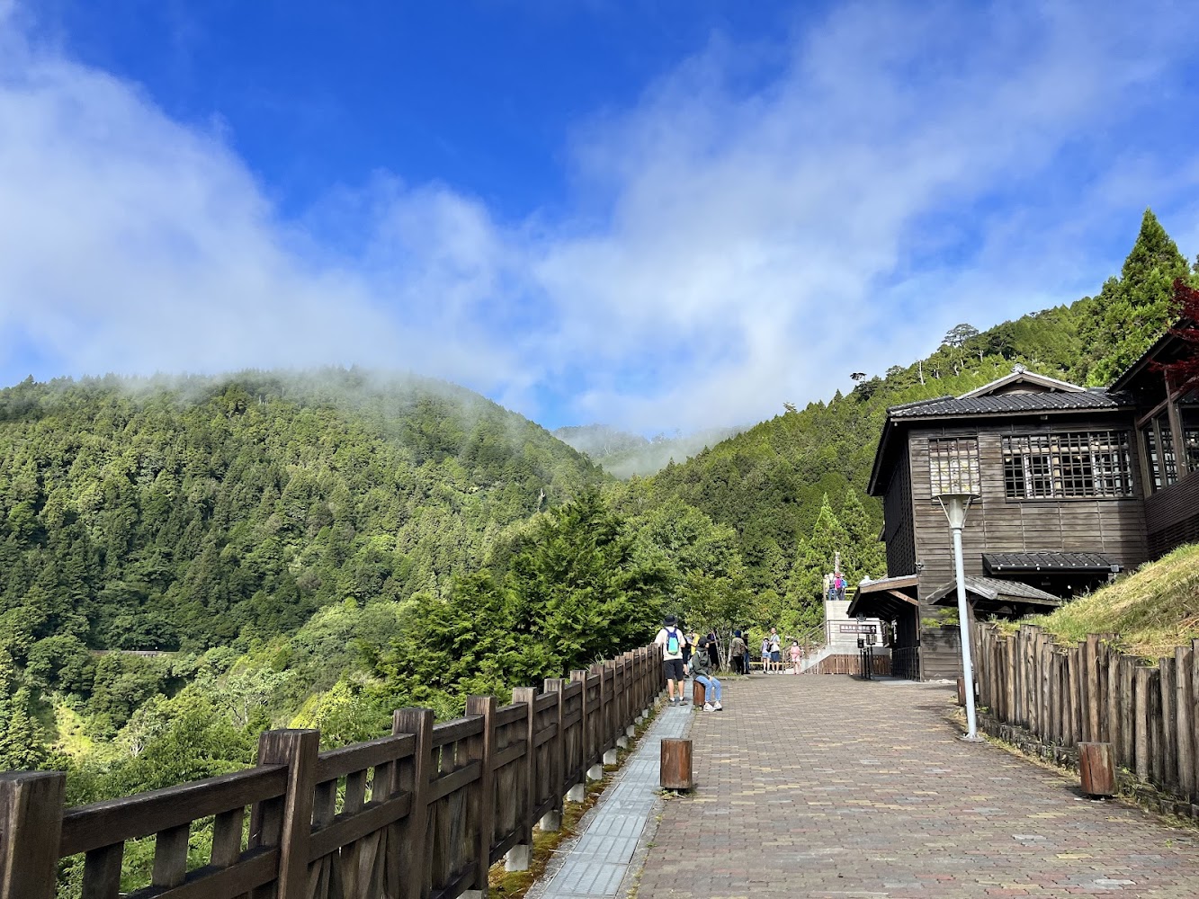 山間步道與木造建築及遊客