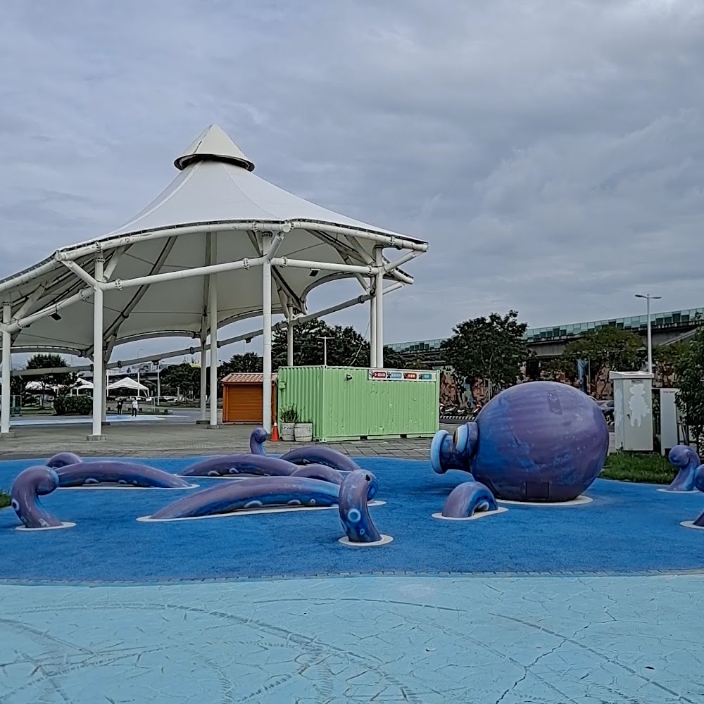 大型白色帳篷建築和紫色章魚造型遊樂設施