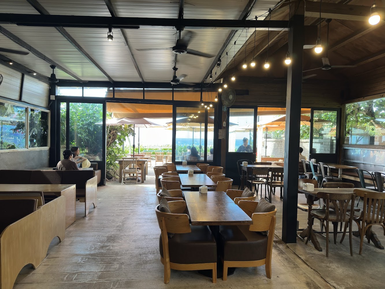 寬敞明亮的室內用餐空間,設有多張木質餐桌椅