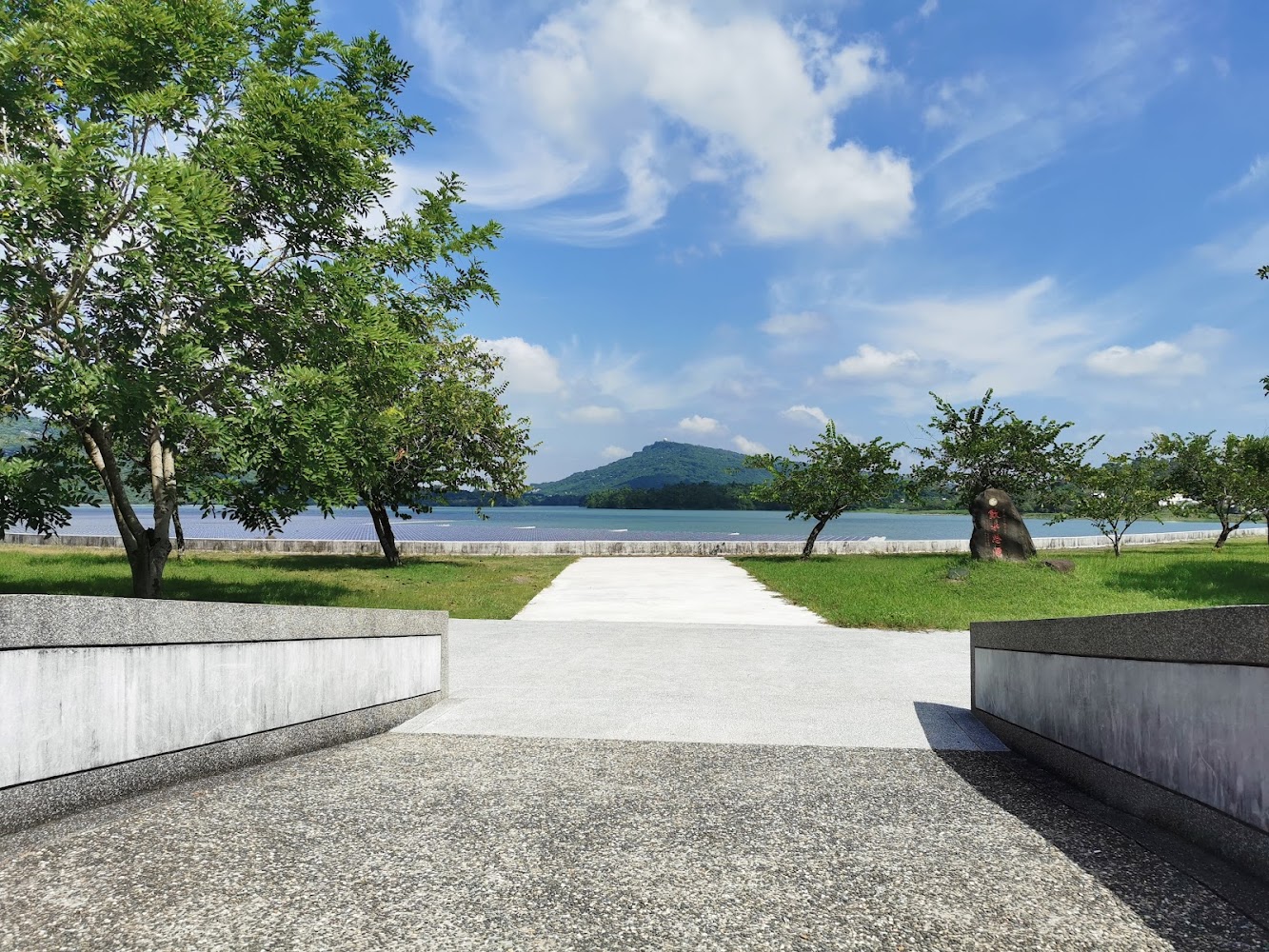 湖泊青山與草地石頭景觀