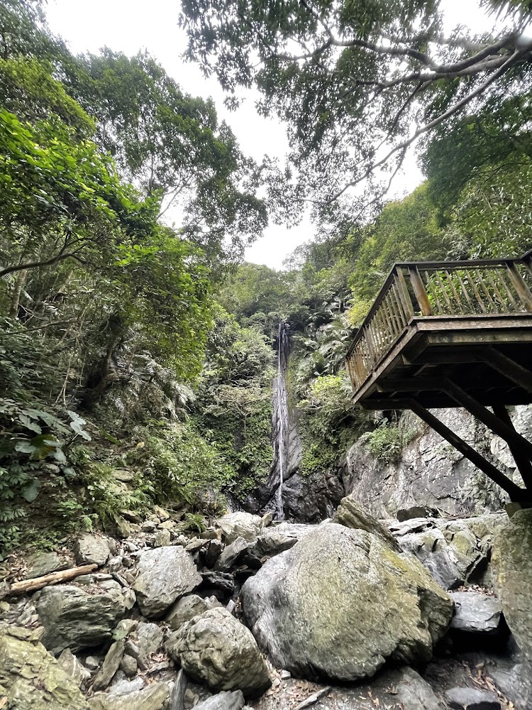 情人谷瀑布溪流岩石與觀景平台