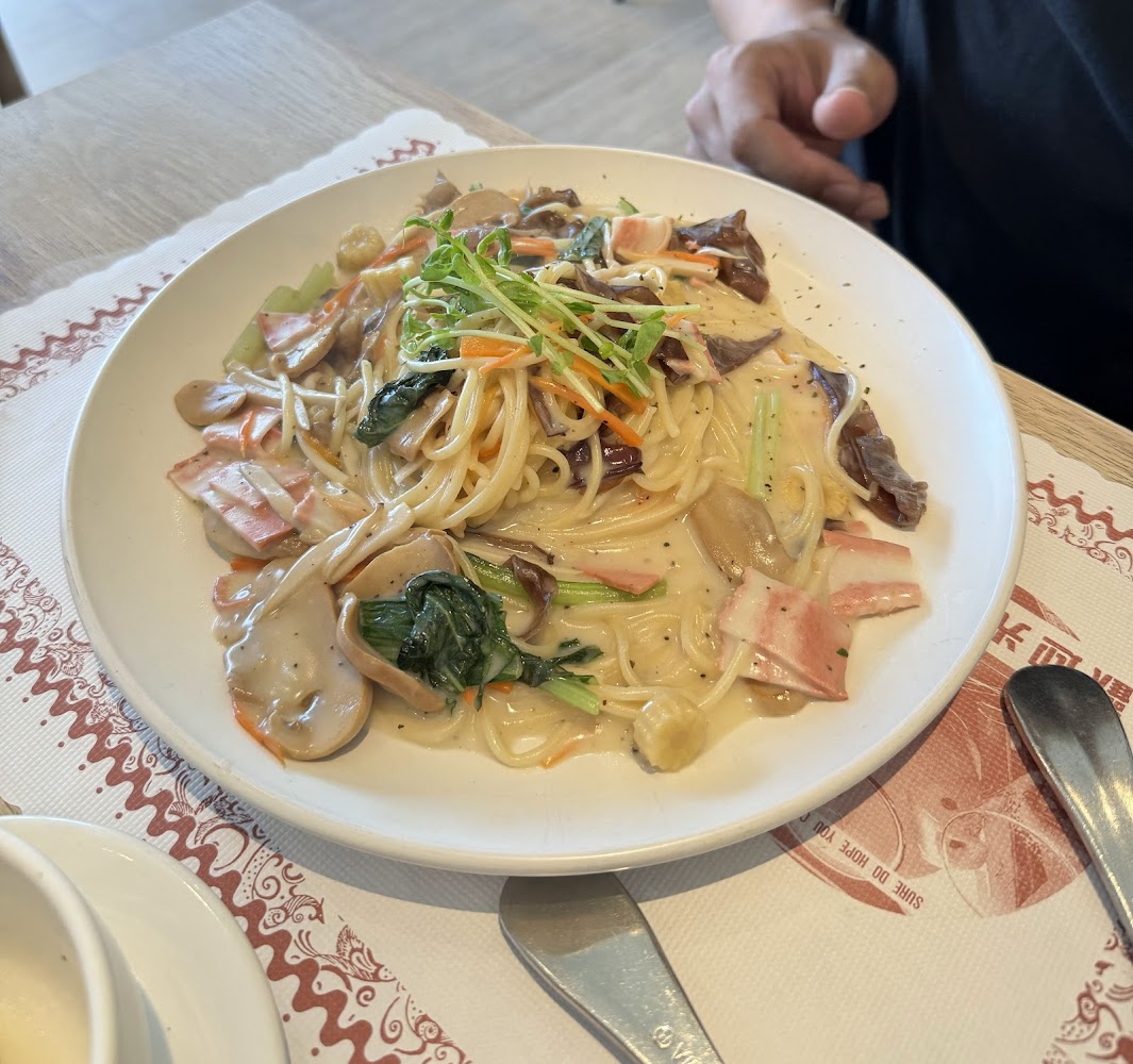白醬義大利麵搭配蔬菜與菇類