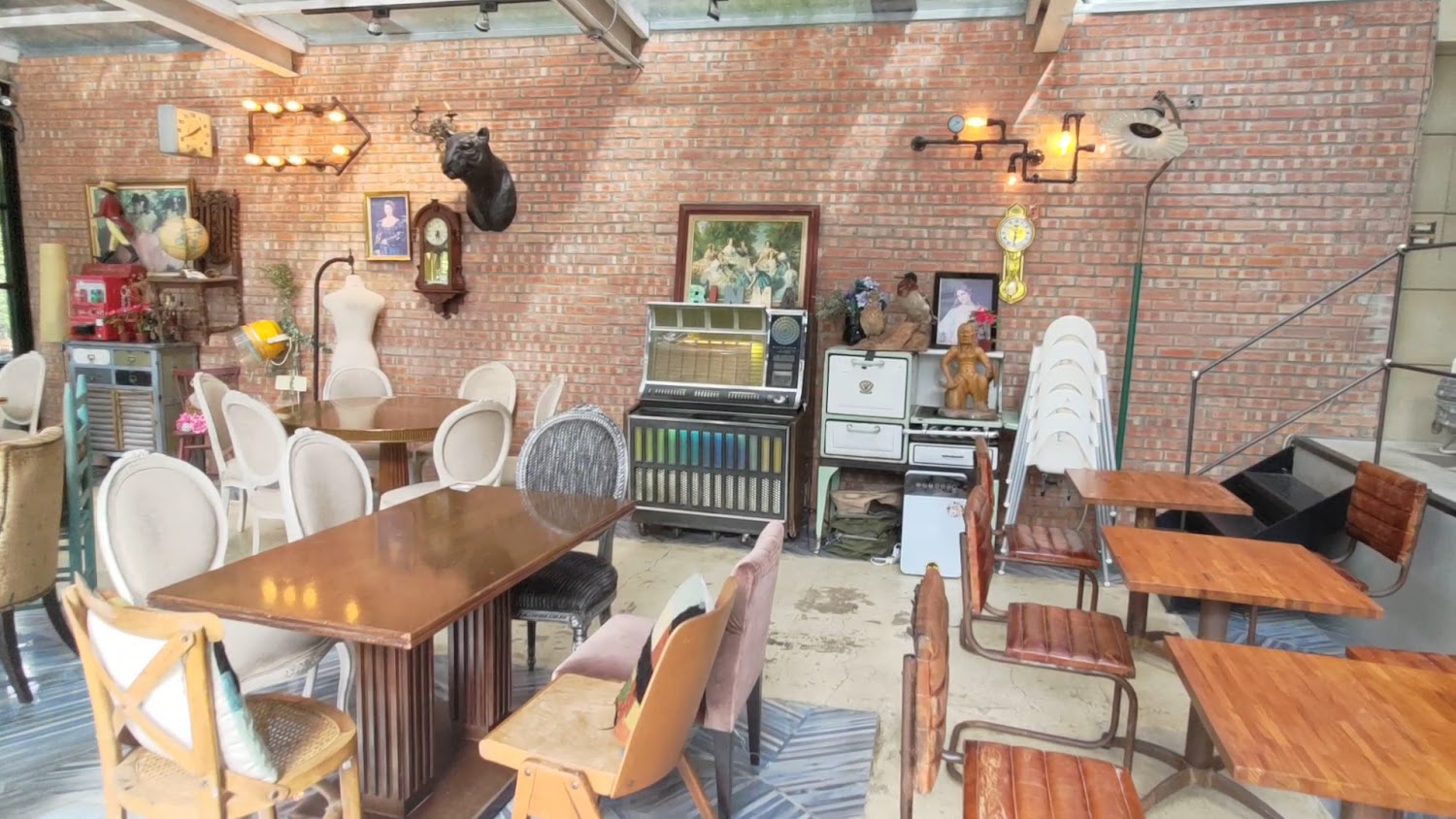 賓瑪復古客廳風用餐區與古董擺設