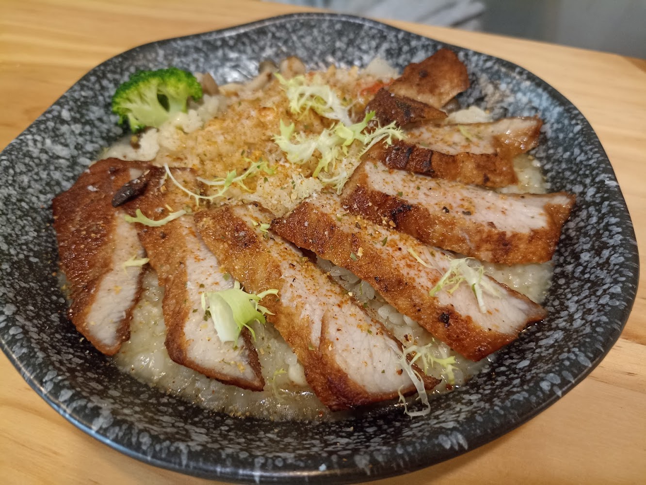 燒肉丼飯，上面鋪有切片豬肉、生菜絲與花椰菜