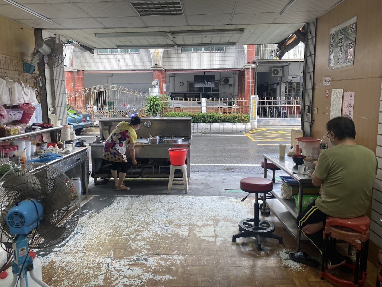 傳統小吃店內有人煮食也有人用餐