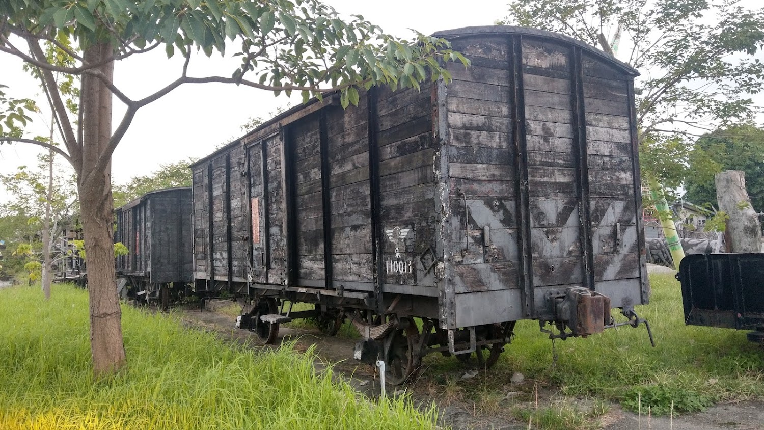 老舊木造火車貨車廂與鐵道遺跡