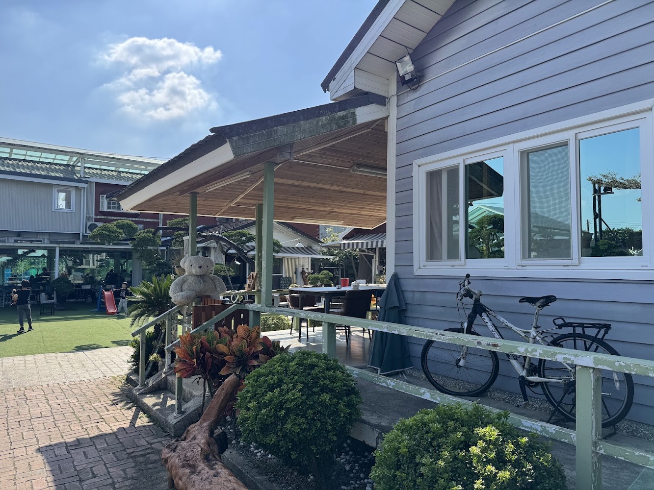 水庫沒關木屋與草地景觀