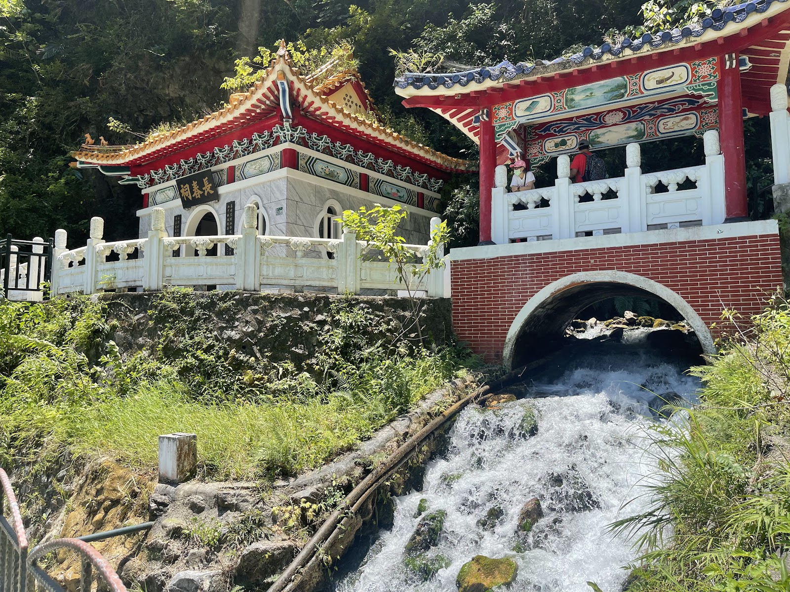 長春祠紅色宮廷建築近拍旁側湧泉激流太魯閣