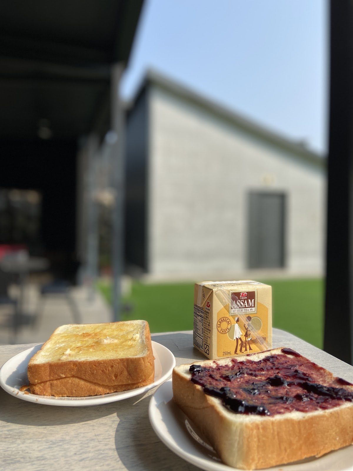 黑爵士民宿早餐，吐司麵包搭配果醬與ANSAM飲料