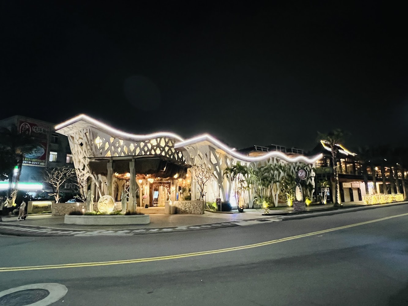 夜間建築外觀與燈光景致