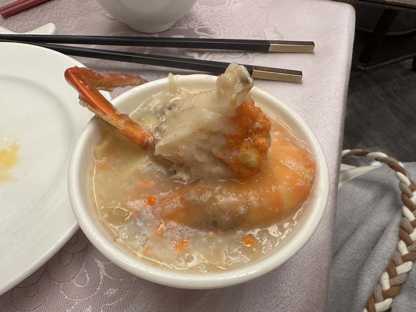 一碗帶有螃蟹與蟹膏的海鮮粥