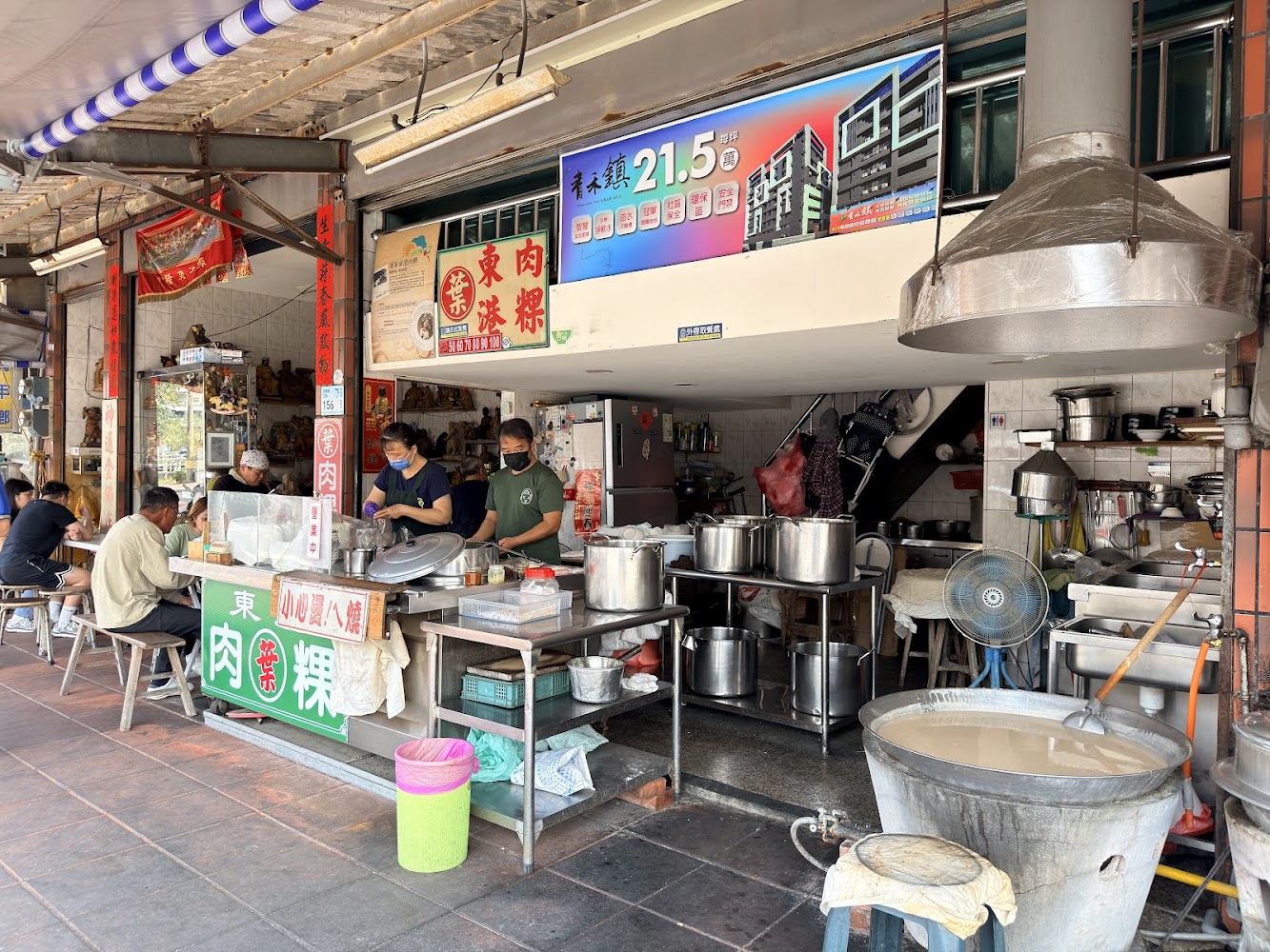 傳統台灣小吃店門口擺放鍋具，工作人員忙碌備餐